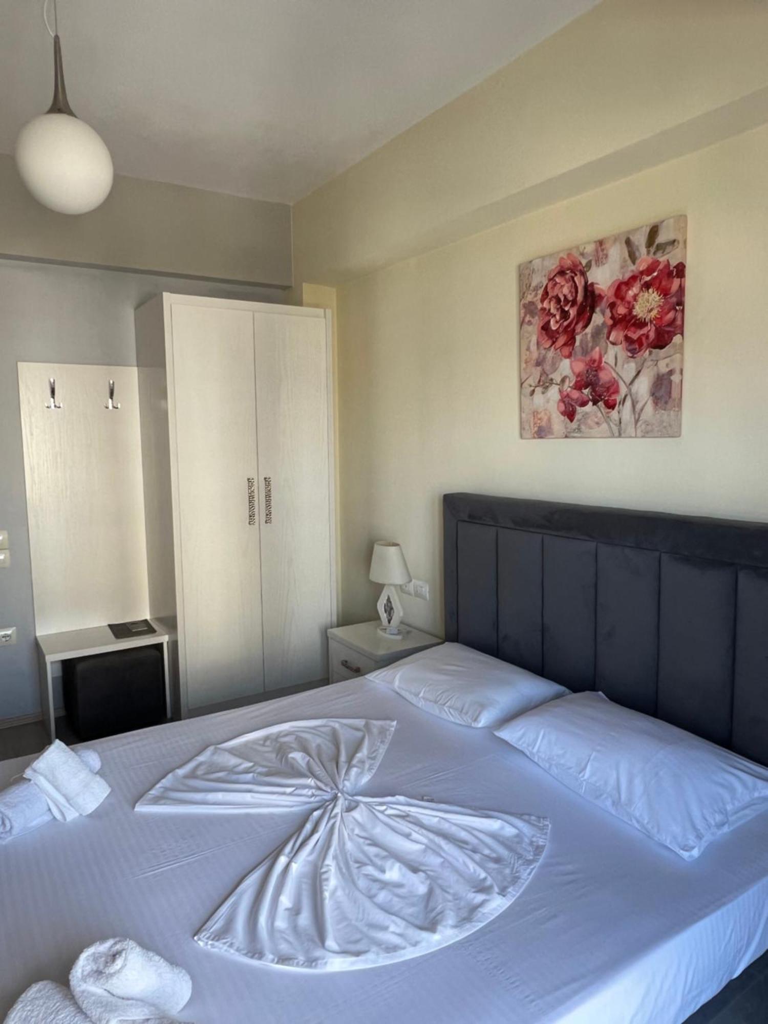 Prive City Hotel Sarande Bagian luar foto