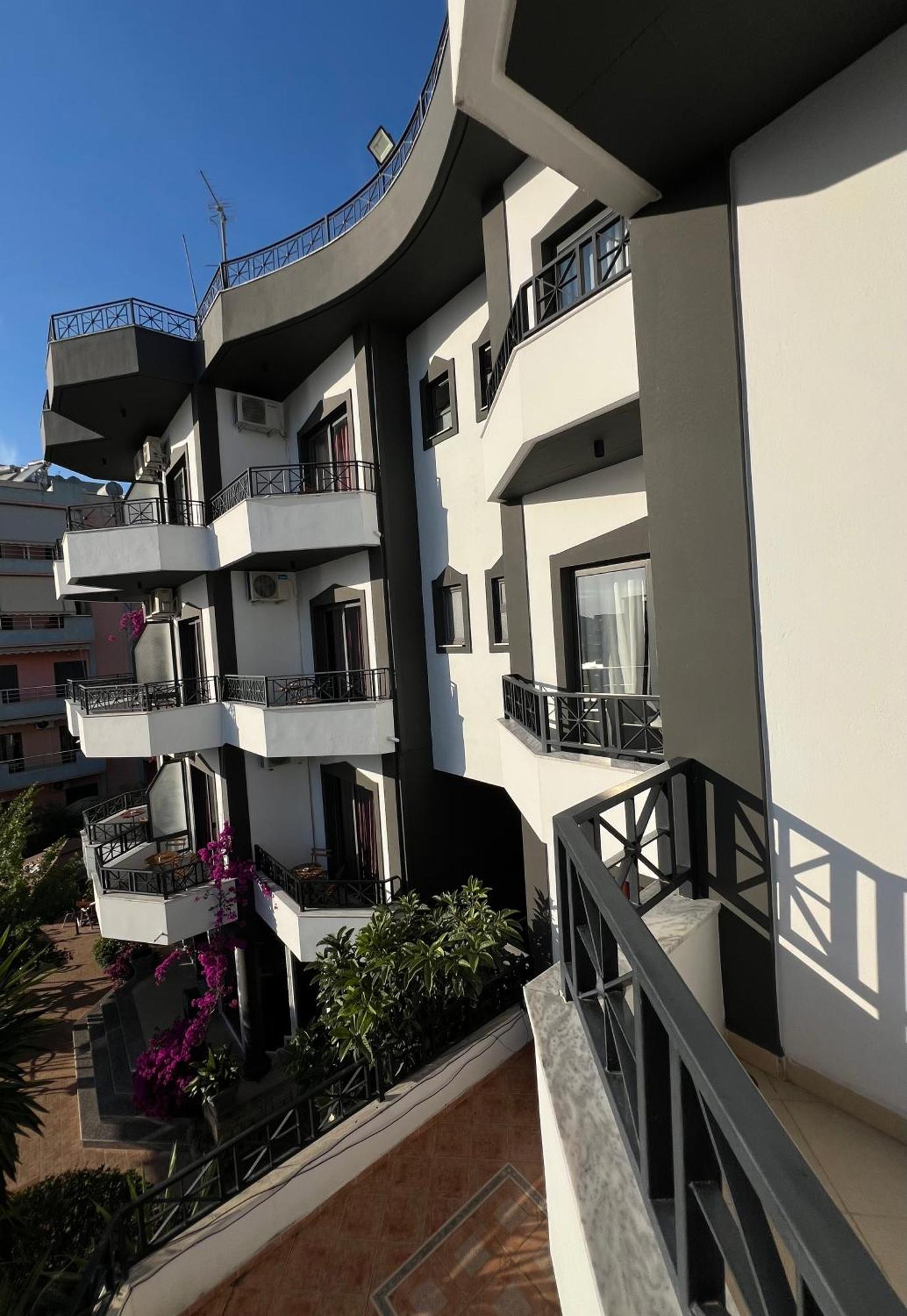 Prive City Hotel Sarande Bagian luar foto